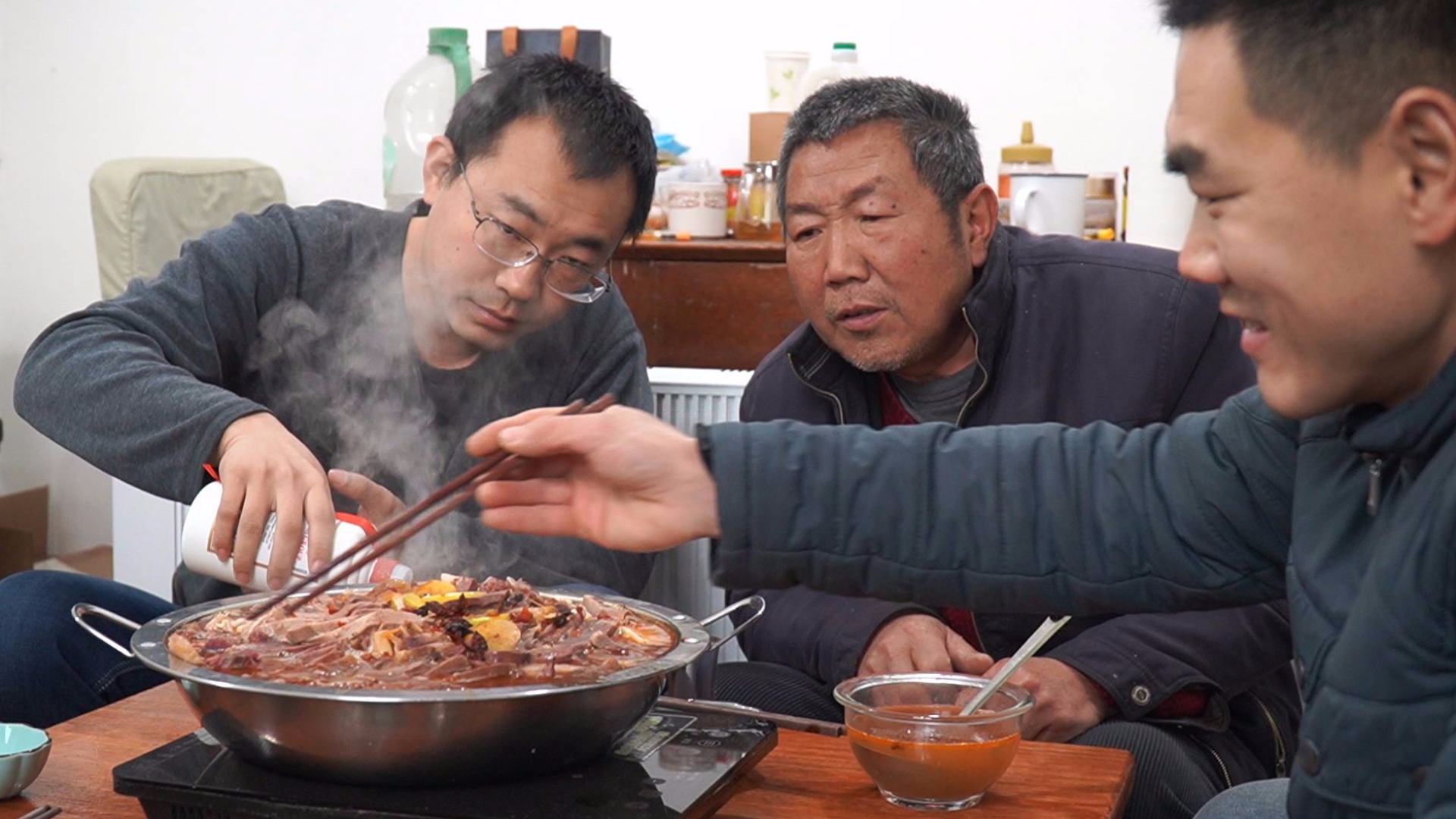 阿远今天吃驴杂火锅,驴肉驴心一锅炖,老爸非要喝点小酒解馋